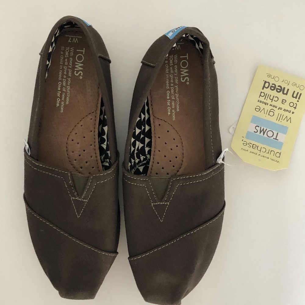 NWT Womens Classic Toms -size 7 Olive